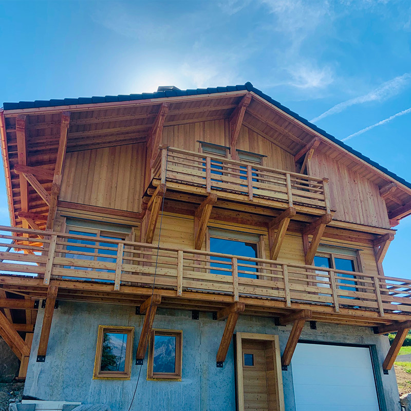 Chalet poteaux poutres en mélèze alpin